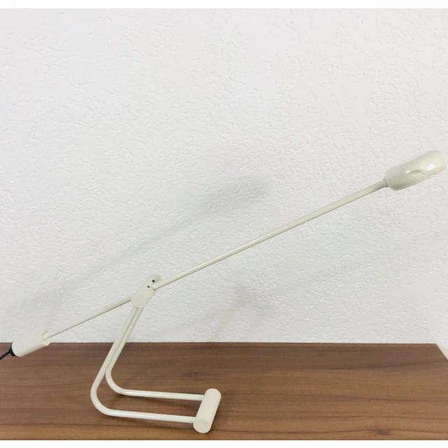 A beautiful table lamp made in the 1980s in Italy. It has a white full metal body.