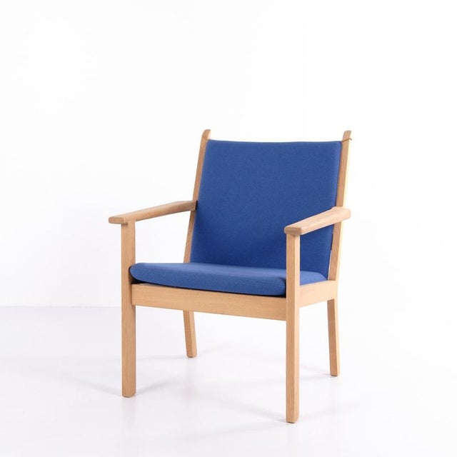GE 284 Lounge Chair in Oak and Blue Wool attributed to Hans J. Wegner for Getama, 1984 For Sale - Image 4 of 13