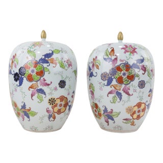 Late 20th Century Pair of Chinese Famille Rose Lidded Ginger Jars With Floral Motifs For Sale