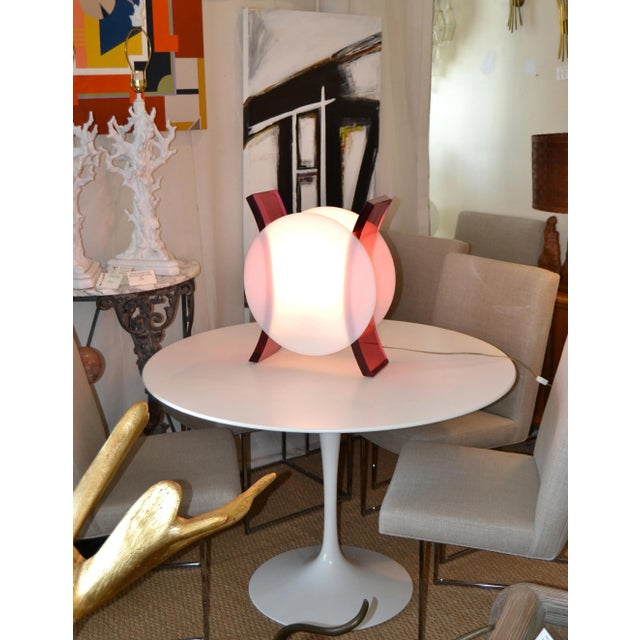 Mid-Century Modern Round White and Pink Acrylic Sculptural Table Lamp For Sale - Image 12 of 13