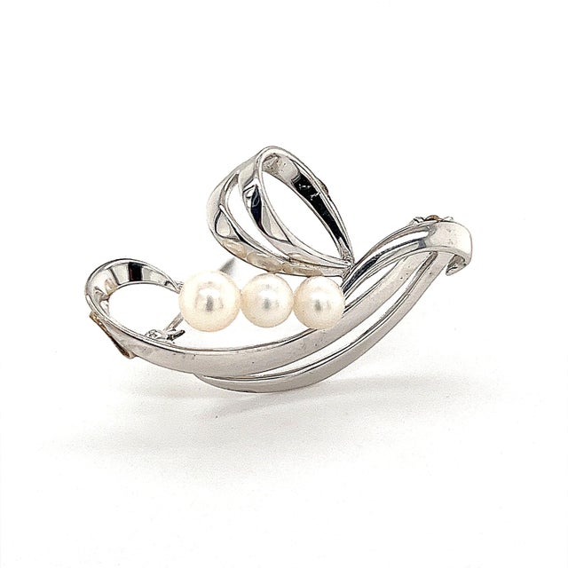 White 1990s Mikimoto Estate Akoya Pearl Brooch Sterling Silver For Sale - Image 8 of 9