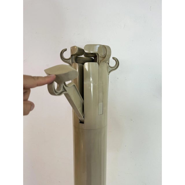 Plastic Planta Coat Hangers by Giancarlo Piretti for Castelli, 1970s, Set of 2 For Sale - Image 7 of 13