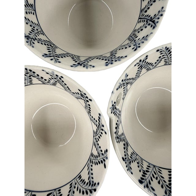 Set of 4 Bat Trang Vietnamese Ramen/Pho/Rice Bowls Hand Painted Blue Leaf Motif and Chopstick Rests For Sale In New York - Image 6 of 8