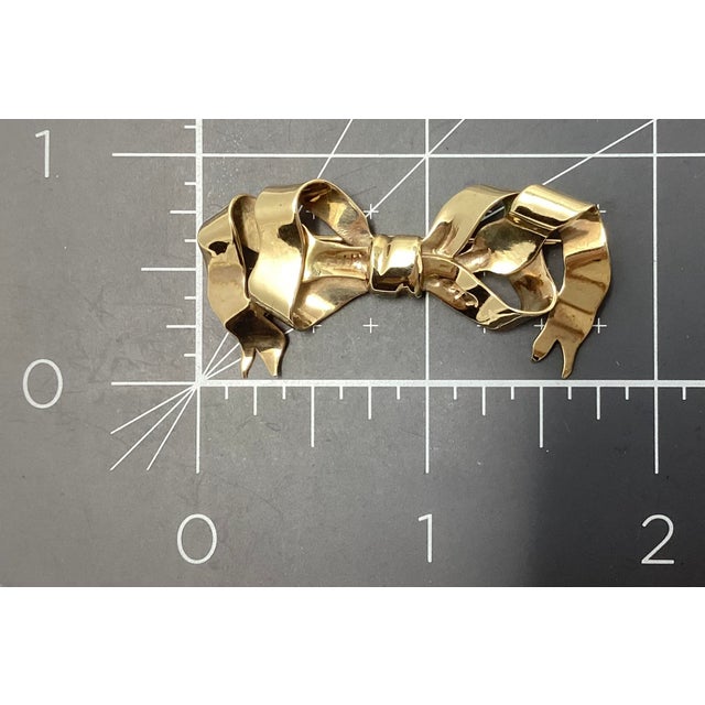 Modern Mid 20th Century 14k Yellow Gold Custom Made Pin in Shape of Bow Tied Ribbon For Sale - Image 3 of 3