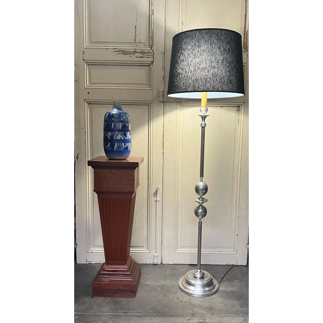 This mid-century French 1950s floor lamp embodies a futuristic aesthetic reminiscent of the Jetsons. The lamp features a...