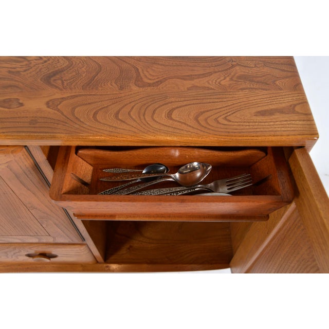 Mid-Century Modern Windsor Sideboard in Elm and Beech by Lucian Ercolani for Ercol, 1955 For Sale - Image 17 of 18