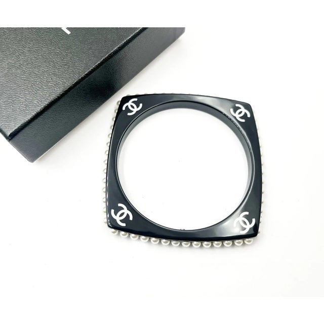 Contemporary Chanel White CC Black Resin Pearl Edge Bangle Bracelet For Sale - Image 3 of 4