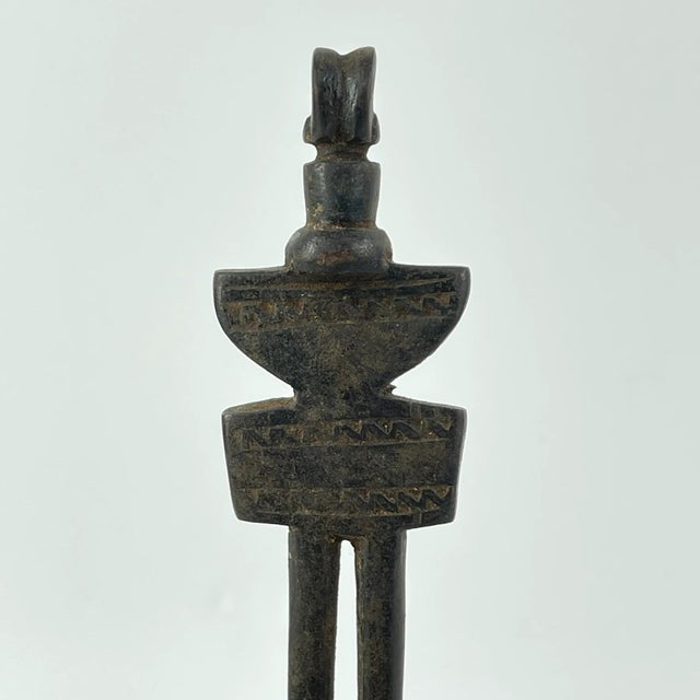 African Early 20th Century Nyamwezi Figural Engagement Hair Pick Tanzania For Sale - Image 3 of 6