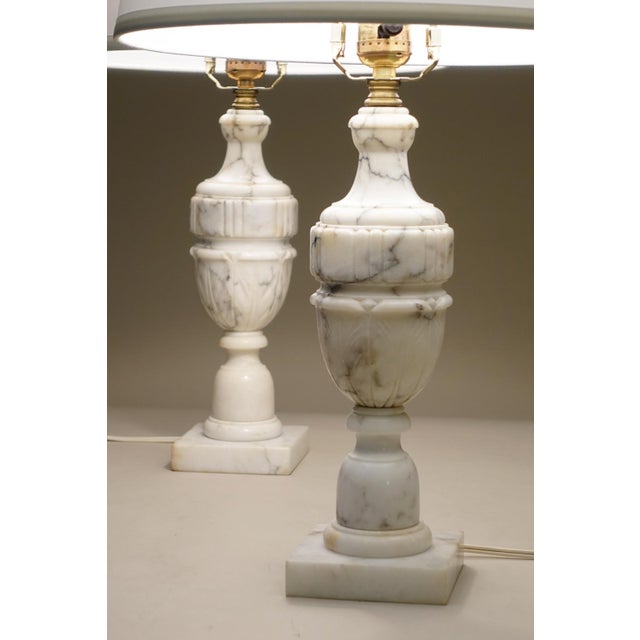 1940s Neoclassic Art Deco Empire Regency Modern Carrara Marble Urn Style Table Lamps For Sale In Los Angeles - Image 6 of 12