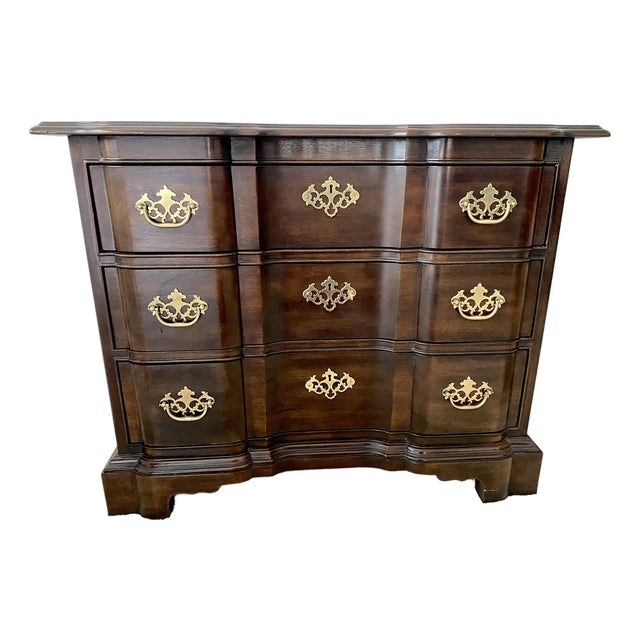 Vintage Drexel Heritage Winfield Ward Chippendale Style Mahogany 3-Drawer Blockfront Chest Excellent Condition.. For Sale