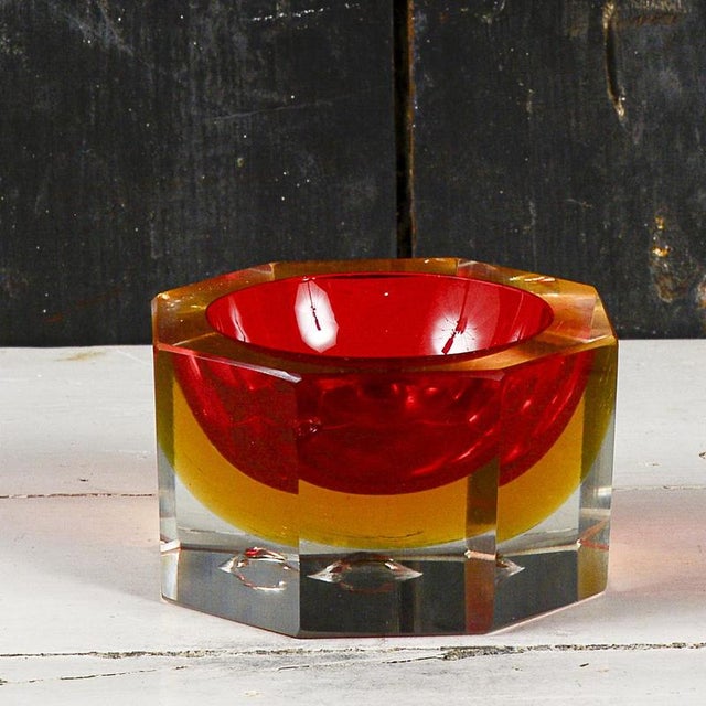 This elegant glass ashtray or trinket dish, crafted using the “sommerso” technique, is a prime example of venetian...