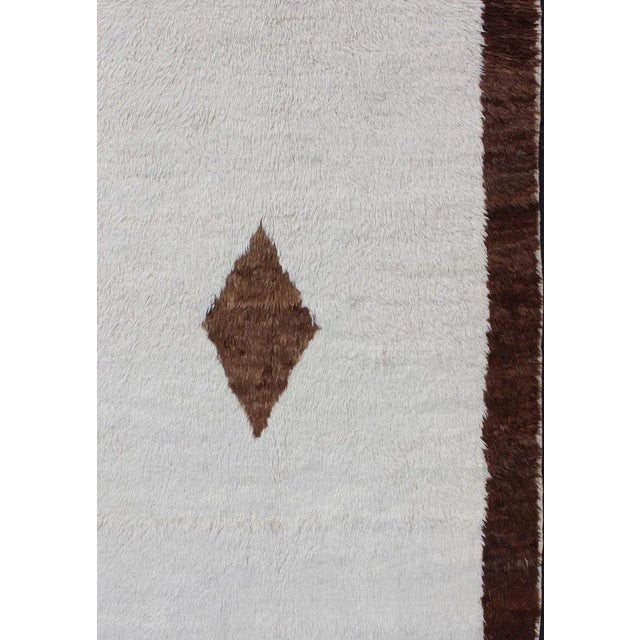 Mid 20th Century Vintage Turkish Tulu Rug With a Minimalist Design in Off White and Brown For Sale - Image 4 of 13