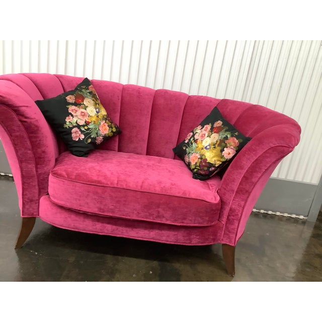 Mid-Century Modern 1940s Pink Velvet Upholstered Loveseat With Tufted Back and Decorative Floral Pillows For Sale - Image 3 of 11