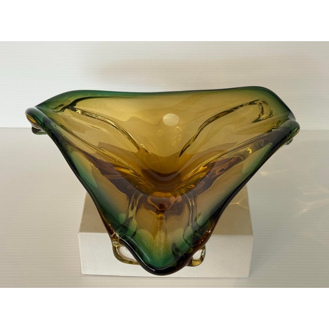 Glass Mid 20th Century Murano Sommerso Art Glass Freeform Tri-Lobed Bowl in Amber & Emerald Green For Sale - Image 7 of 12