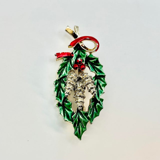 1950s 1950s Vintage Americana Boho Chic Christmas Holly Wreath Brooch, Gerry’s Creatives. For Sale - Image 5 of 5