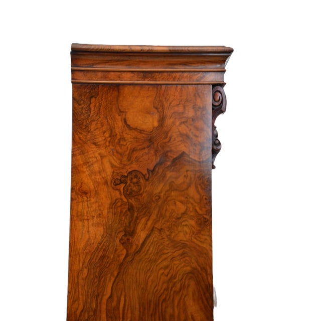 English Victorian Bookcase in Figured Walnut, 1870 For Sale - Image 10 of 18