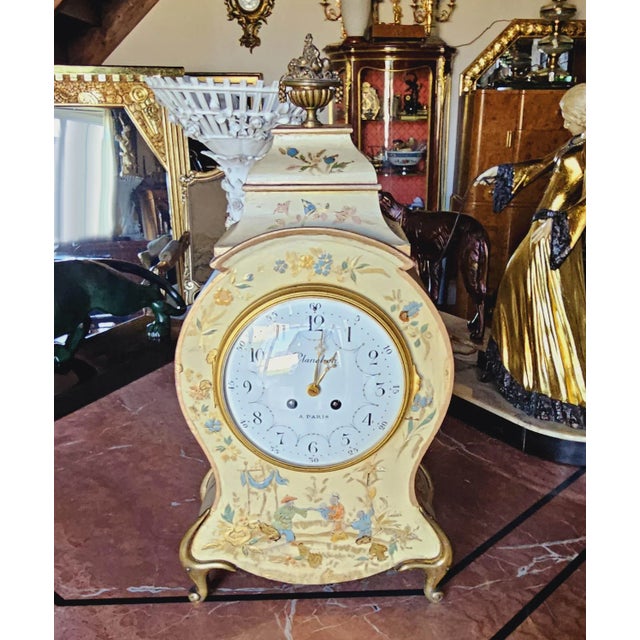 Louis XV Violin-Shaped Cartel in Lacquered Wood and Patinated Bronze Chinese Decoration on an Ivory-Colored Background, 1900s For Sale - Image 4 of 12