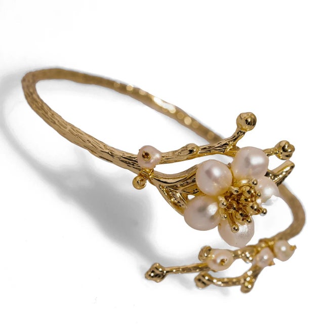 Floral Pearl & Gold Elegant Bridal Bracelet For Sale In Miami - Image 6 of 8