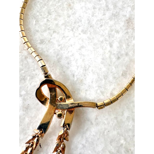 1940s Vintage Crown Trifari Gold-Toned Emerald and Clear Rhinestone Necklace From 1949 For Sale - Image 5 of 5