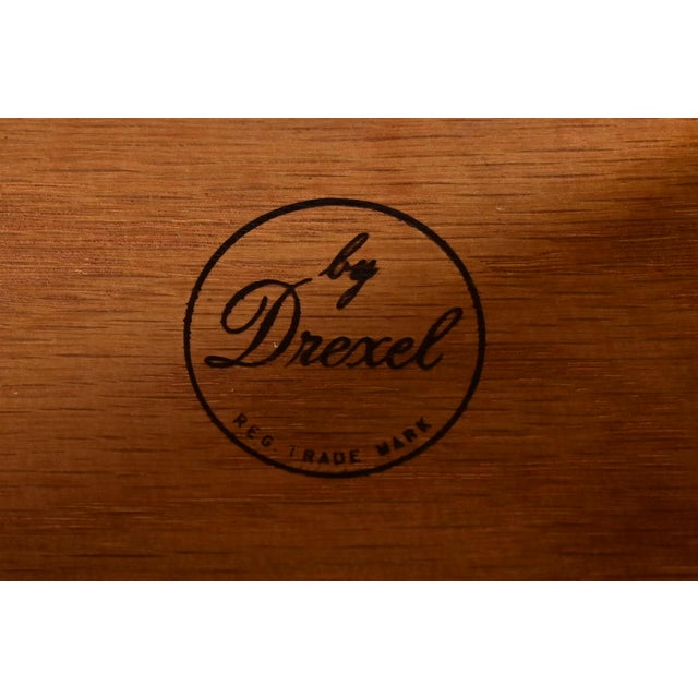 Drexel Georgian Mahogany Bow Front Corner Cabinet, 1950s For Sale - Image 10 of 18