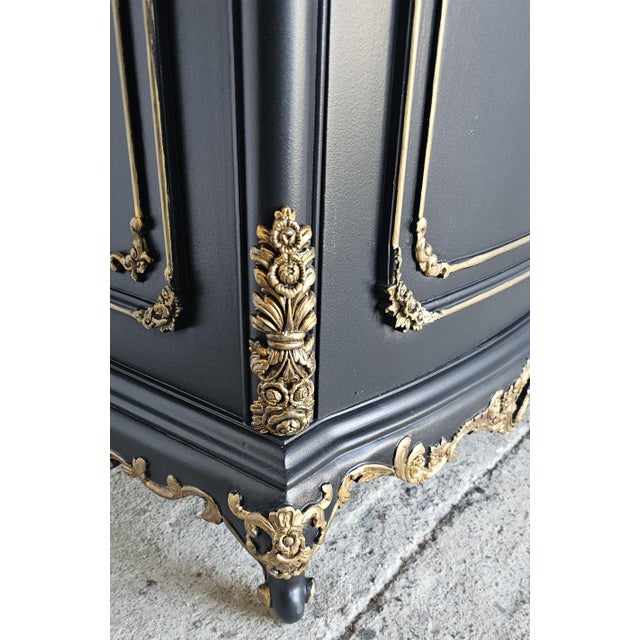 1960s Black, Rococo Style Vitrine Cabinet, French Reproduction Curio Cabinet For Sale - Image 11 of 18