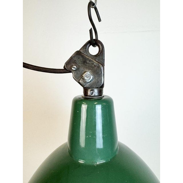 Mid-Century Modern Industrial Green Enamel Factory Lamp with Cast Iron Top, 1960s For Sale - Image 3 of 18