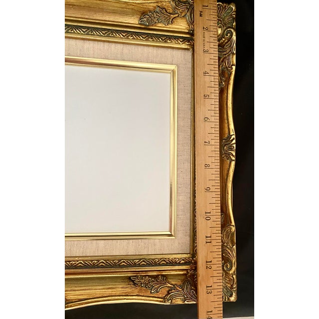Vintage Classic Gold Gilt Style Wood Ornate Baroque/Rococo Style Frame Featuring a Built-in Linen Liner With Fillet Excellent Condition For Sale - Image 13 of 18