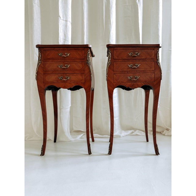 Louis XV French Bedside Tables with Floral Marquetry, 1940s, Set of 2 For Sale - Image 6 of 17