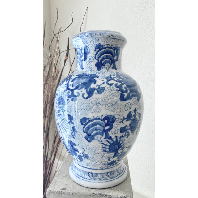 Excellent Pre-Owned Condition. There’s just something about blue-and-white earthenware that makes an elegant, yet bold...