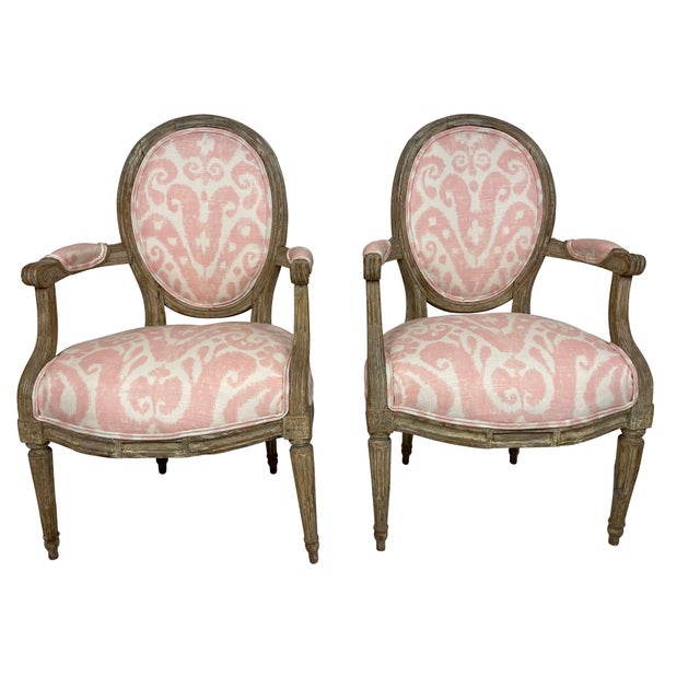 1940s French Louis XVI Style Grey Painted Armchairs in Pink Ikat Fabric - A Pair For Sale - Image 16 of 18