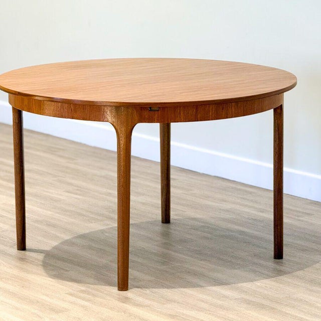 A beautifully crafted extending dining table designed by Tom Robertson and handcrafted by A.H. McIntosh in Scotland during...