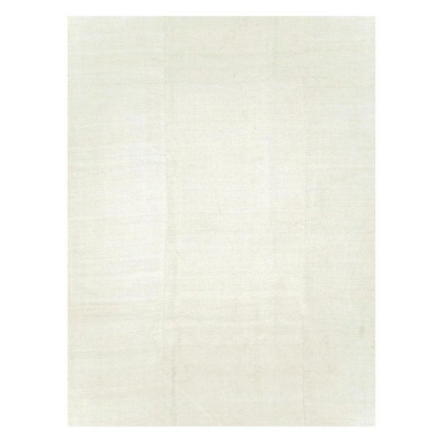 Mid-Century Modern Galerie Shabab Collection Natural White Mid-20th Century Turkish Flat-Weave Kilim Large Room Size Carpet For Sale - Image 3 of 10