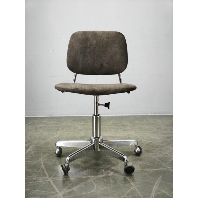 Italian Swivel Office Chair with Chrome Base, 1970s For Sale - Image 3 of 15
