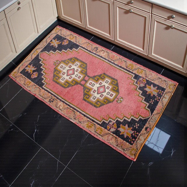 Vintage Tashpinar Turkish Rug 2x3 Pink Small Hand-Knotted Wool Mat Anatolian 1970s This authentic hand-knotted Tashpinar...