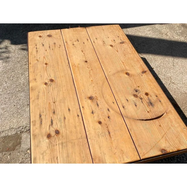 Very beautiful and authentic old factory cart serving as a coffee table Steel frame Wooden top with its traces of use...