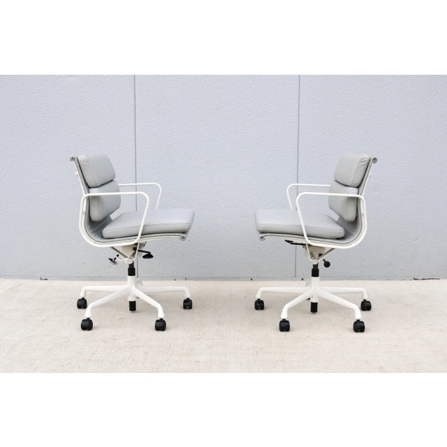 Mid-Century Modern Herman Miller Eames Soft Pad Management Chair in Gray Leather For Sale - Image 13 of 18