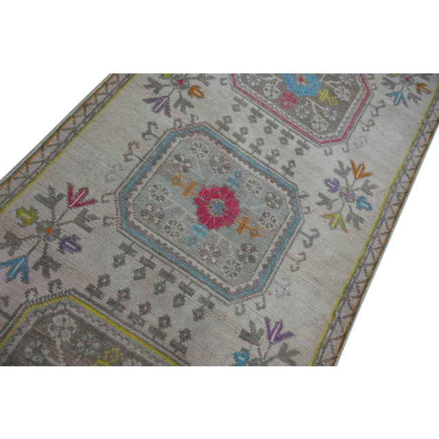 This exquisite vintage Turkish Oushak rug is a stunning example of traditional craftsmanship and timeless beauty. Hand-...