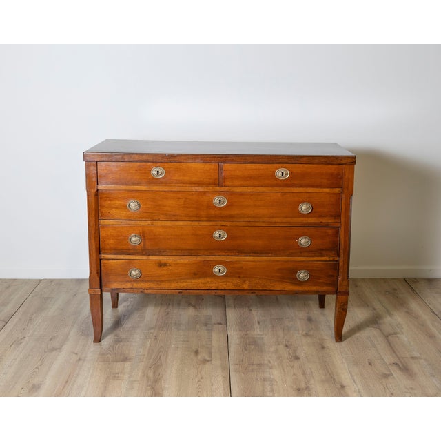 Neoclassical Antique Directoire period chest of drawers in walnut - Italy 18th century For Sale - Image 3 of 10