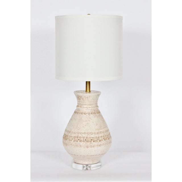 Mid-Century Modern 1950s Aldo Londi for Bitossi Off White Imprinted Glazed Ceramic Table Lamp For Sale - Image 3 of 12