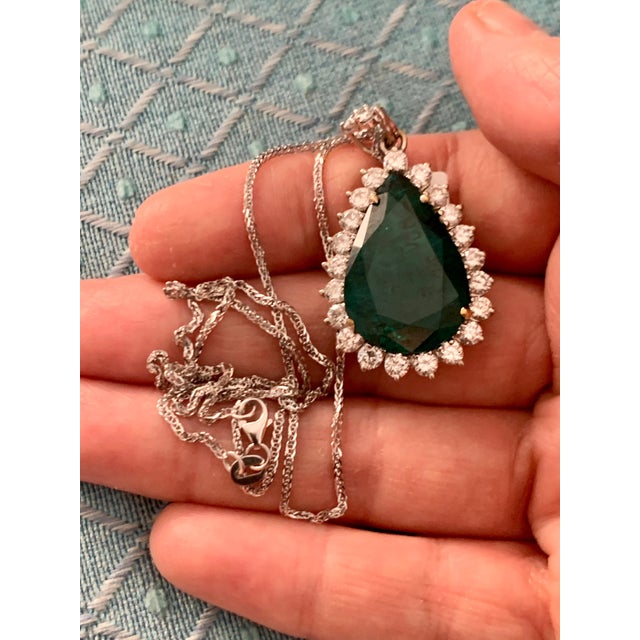 Contemporary 15 Ct Pear Hydro Emerald & 4 Ct Diamond Pendent/Necklace 18 Kt White Gold For Sale - Image 3 of 18