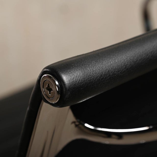 EA117 Office Chair in Black Leather and Chrome by Charles and Ray Eames for Vitra For Sale - Image 15 of 18