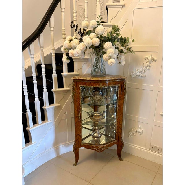 A fine quality French kingwood corner display cabinet with elegant serpentine form and exceptional decorative detail. The...