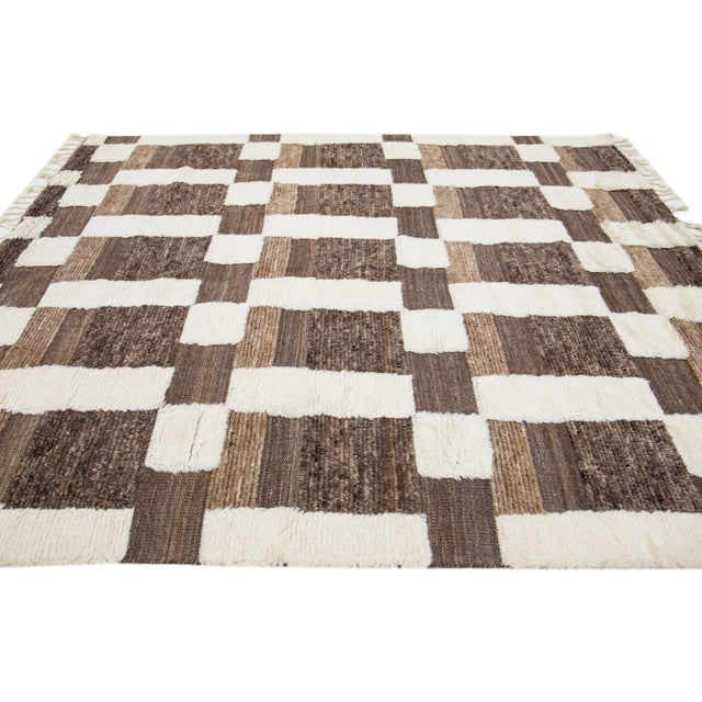 2020s Modern Moroccan Style Wool Rug With Seamless Abstract Design in Brown For Sale In New York - Image 6 of 7