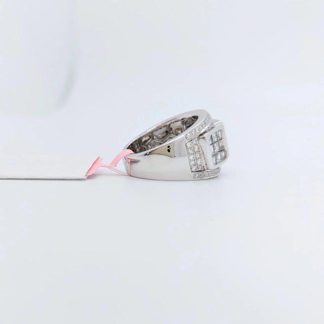 White Diamond Round and Square Design Ring in 18K White Gold, size 6 For Sale In Los Angeles - Image 6 of 7