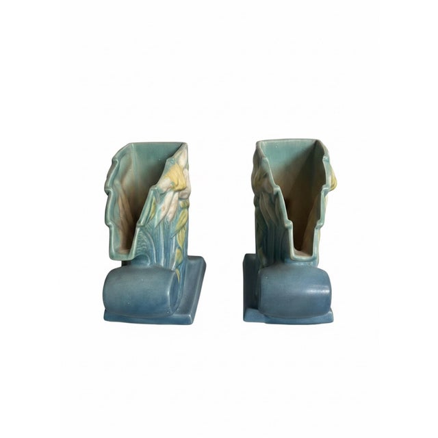 American Pair of 1940s Roseville Clematis 193-6 Blue Cornucopia Vases For Sale - Image 3 of 6