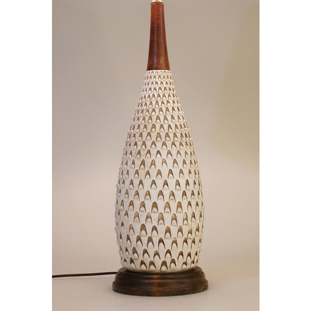 1950s 1960s Raymor Italy Large Pinecone Textured Ceramic Pottery Walnut Table Lamp For Sale - Image 5 of 9
