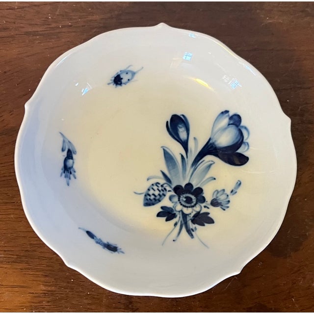 Ceramic Small Antique 19th Century Blue and White Meissen Porcelain Pin Dish Decorated With Flowers and Insects For Sale - Image 7 of 12