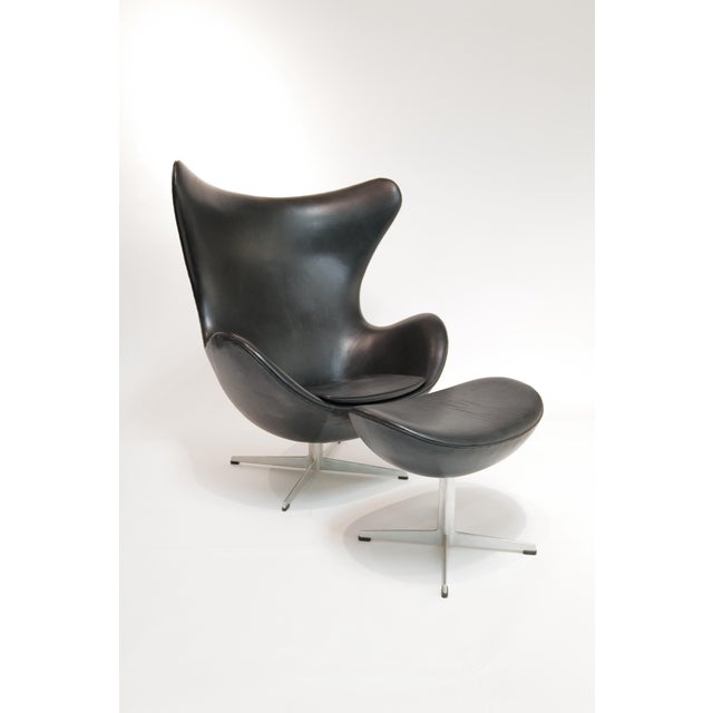 Metal Mid 20th Century Arne Jacobsen Black Leather Egg Chair with Ottoman for Fritz Hansen For Sale - Image 7 of 15