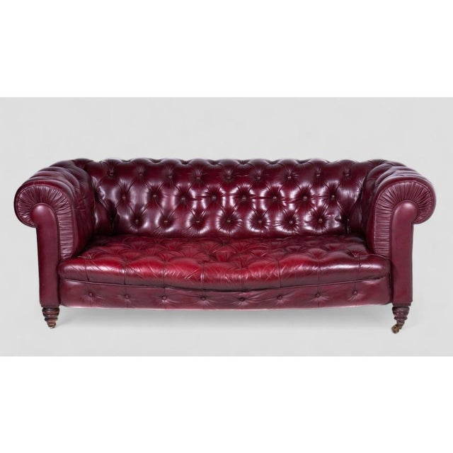This refined Victorian Chesterfield sofa from the late 19th century is a timeless example of classic elegance. Crafted...