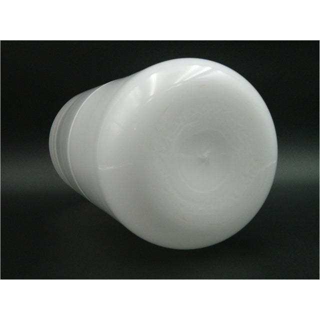 Beautiful vase designed by Tapio Wirkkala for Venini Murano in the 70s. This Mezza Filigrana vase has a white body with...